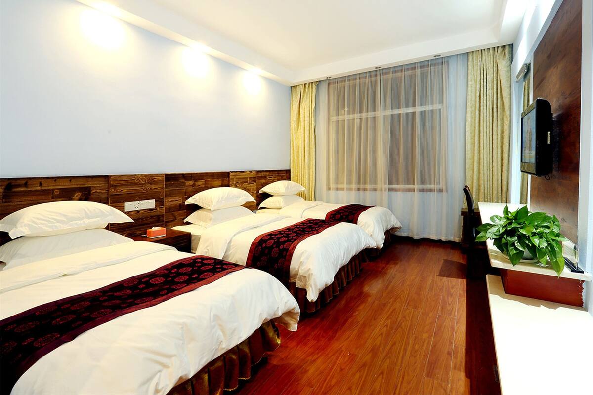 Quarto triplo | Cofres nos quartos, escrivaninha, cortinas blackout, Wi-Fi de cortesia