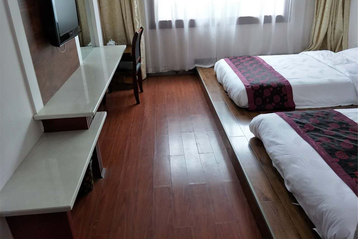 Quarto | Cofres nos quartos, escrivaninha, cortinas blackout, Wi-Fi de cortesia