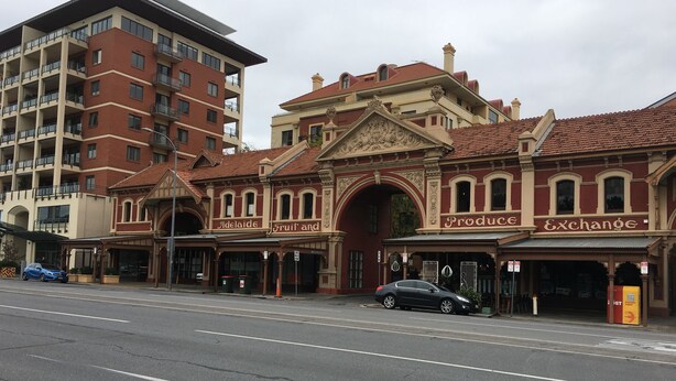 Un edificio histórico con un arco pronunciado que indica 'Adelaide Produce Exchange'.