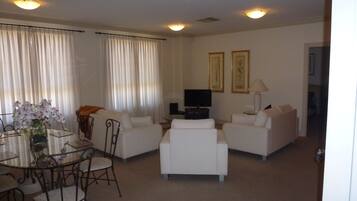 Kamar Twin Deluks, 2 kamar tidur, 2 kamar mandi | Area keluarga | TV LED dan pemutar DVD