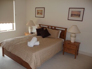 3 Bedroom 2 Bathroom Self Contained Apartment | 3 bedrooms, iron/ironing board, cots/infant beds, travel cot - City Escape 3BD in Adelaides East End 5 (Adelaide)