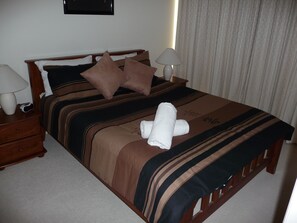 3 Bedroom 2 Bathroom Self Contained Apartment | 3 bedrooms, iron/ironing board, cribs/infant beds, travel crib - City Escape 3BD in Adelaides East End 5 (Adelaide)