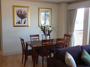 3 Bedroom 2 Bathroom Self Contained Apartment | In-room dining - City Escape 3BD in Adelaides East End 5 (Adelaide)