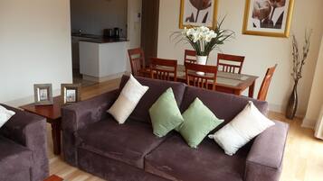 Apartemen, 3 kamar tidur, 2 kamar mandi, pemandangan kota | Area keluarga | TV LED dan pemutar DVD