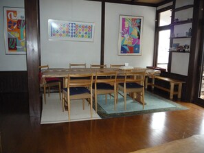 供應早餐和晚餐