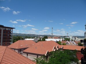 A residential area with red-tiled roofs and a clear blue sky. - City Escape 3BD in Adelaides East End 6 (Adelaide)