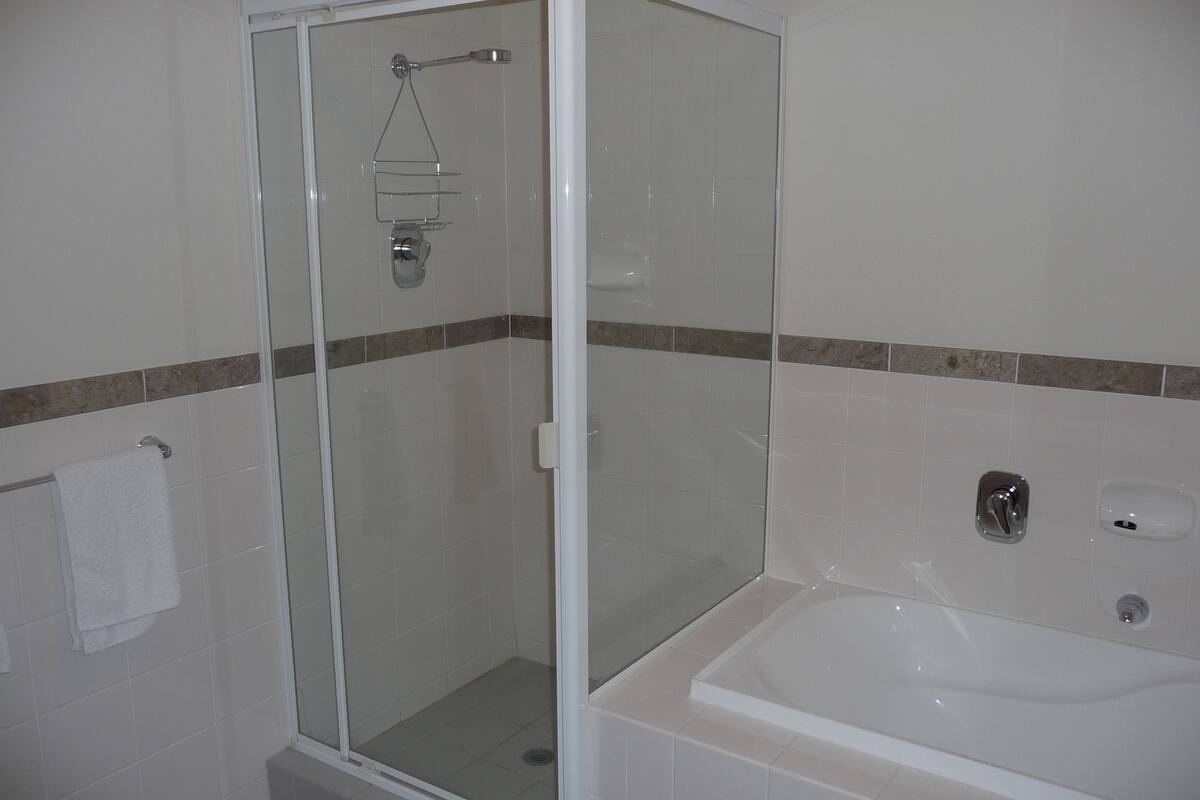 family apartment, 3 bedrooms, 2 bathrooms | bathroom | separate bathtub and shower, free toiletries, hair dryer, towels