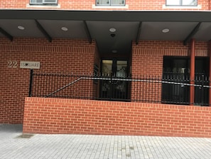 Property entrance - City Escape 3BD in Adelaides East End 6 (Adelaide)