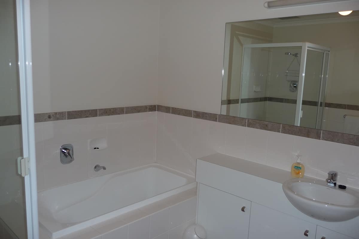 family apartment, 3 bedrooms, 2 bathrooms | bathroom | separate bathtub and shower, free toiletries, hair dryer, towels