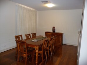 Family Apartment, 3 Bedrooms, 2 Bathrooms | In-room dining - City Escape 3BD in Adelaides East End 6 (Adelaide)