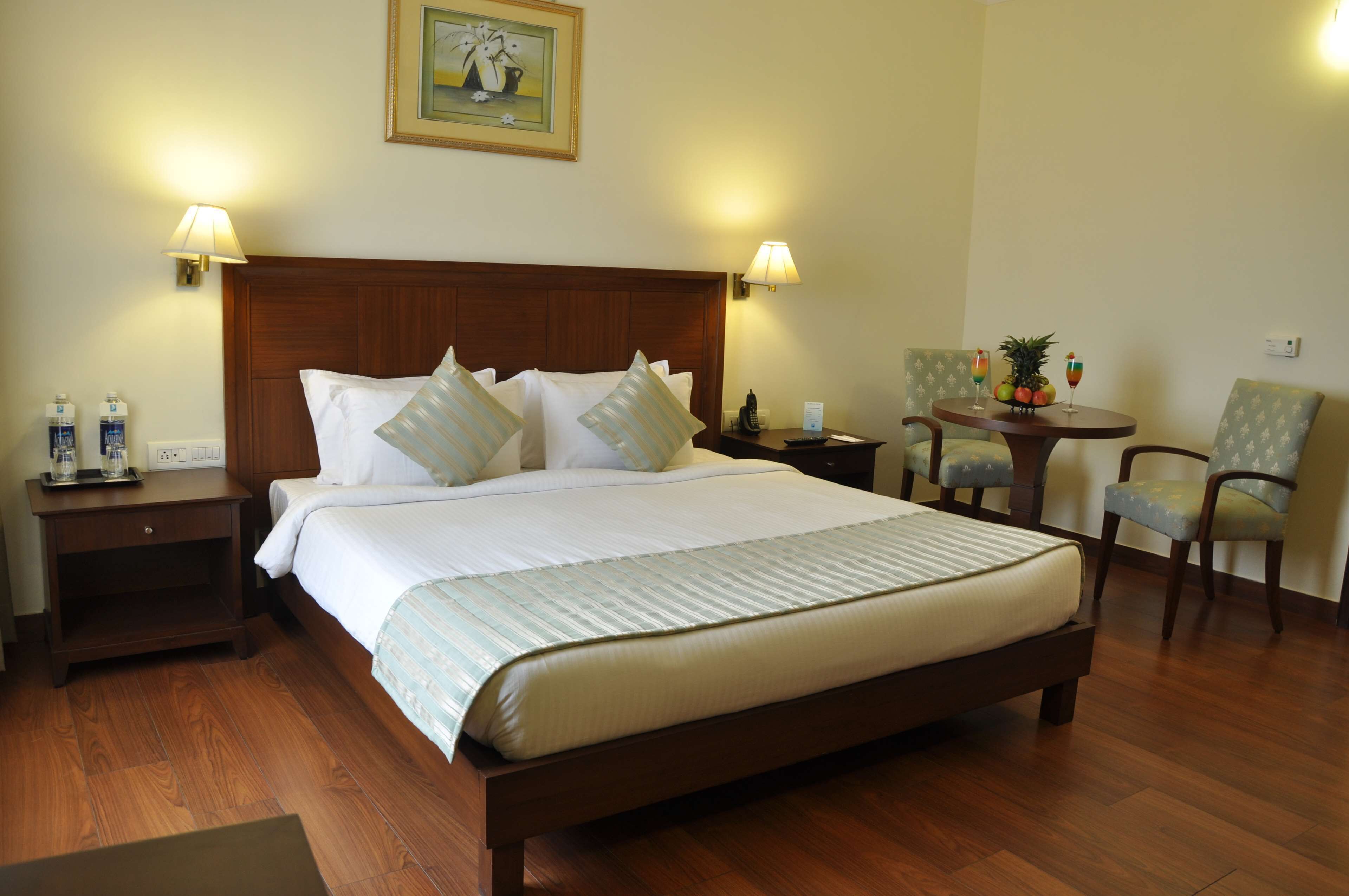 Luxe beddengoed, een minibar, een kluis op de kamer