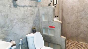 Douche, articles de toilette gratuits, bidet, serviettes fournies