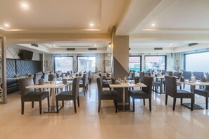 Breakfast, lunch, dinner served; international cuisine  - Hotel Royal Heritage (Guwahati)