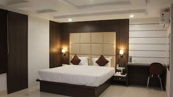 1 kamar tidur, minibar, brankas, dan meja kerja