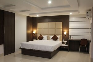 Minibar, in-room safe, desk, laptop workspace