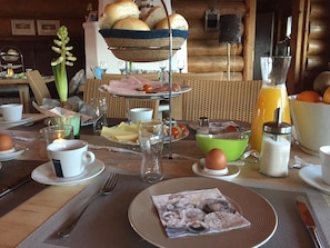 Free daily buffet breakfast