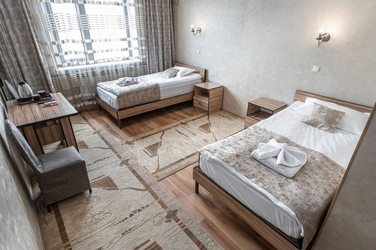 Standard-Doppel- oder -Zweibettzimmer | Zimmersafe, Schreibtisch, Bügeleisen/Bügelbrett, Zustellbetten