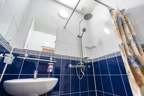 Habitació doble o amb dos llits individuals estàndard | Bany | Dutxa, articles de tocador gratuïts, assecador de cabells i sabatilles