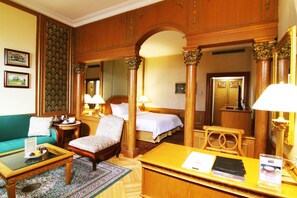 Premium Suite | Minibar, in-room safe, desk, free WiFi