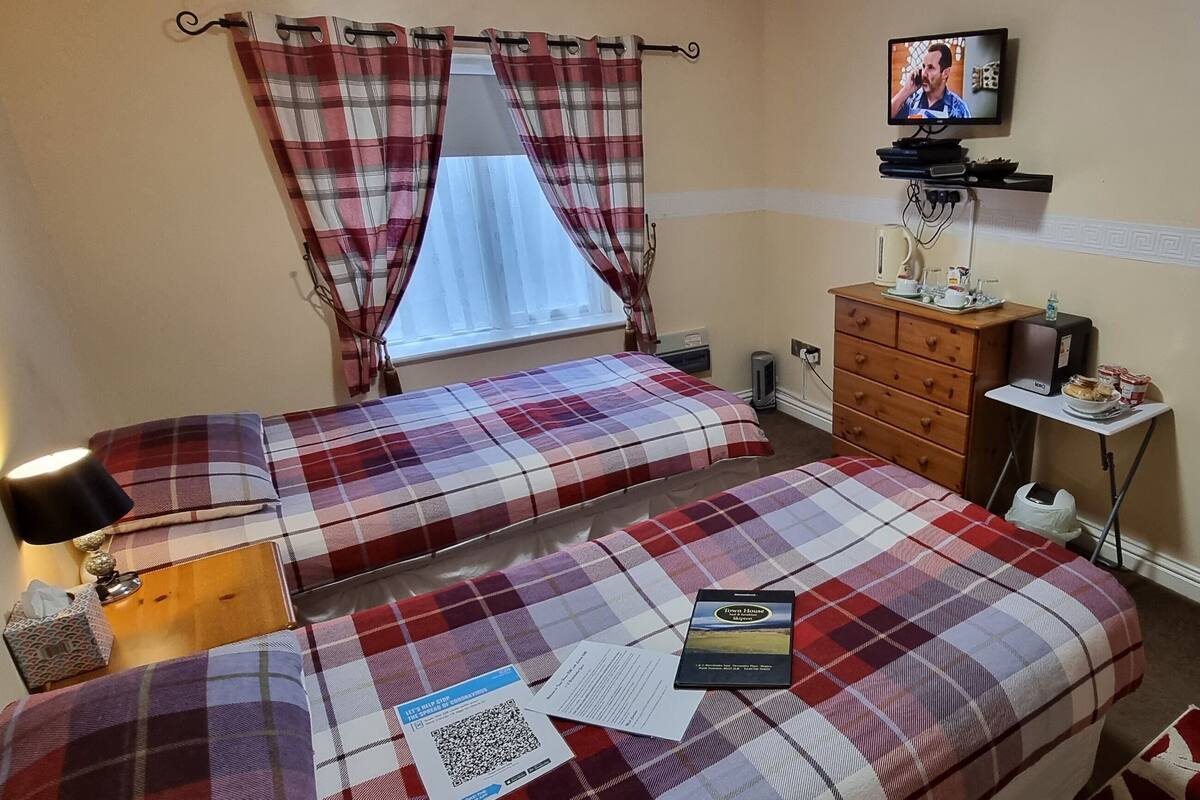 Escritorio, tabla de planchar con plancha, wifi gratis y ropa de cama 