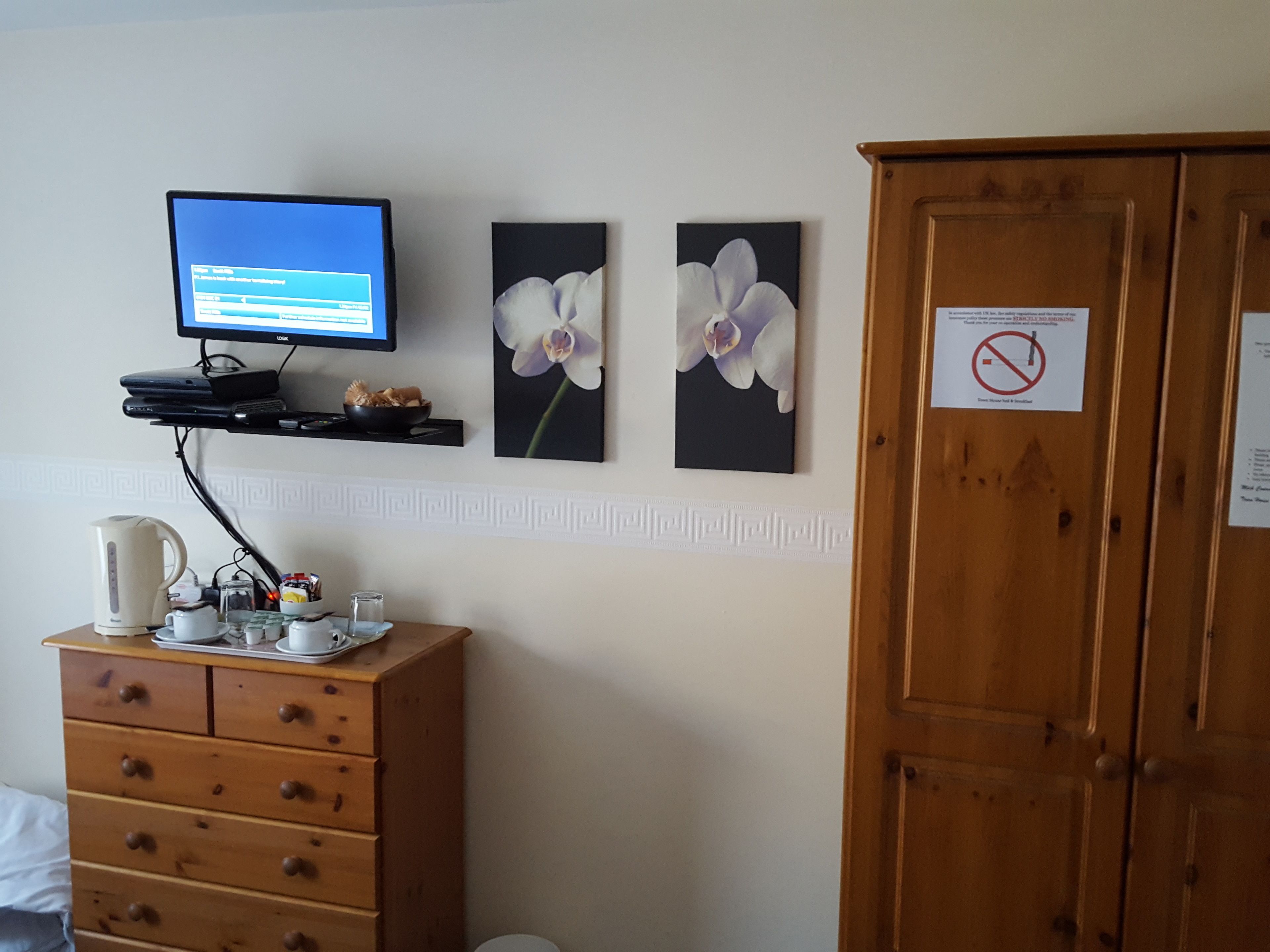 标准双人房 | 办公桌、熨斗/熨板、免费 WiFi、床单