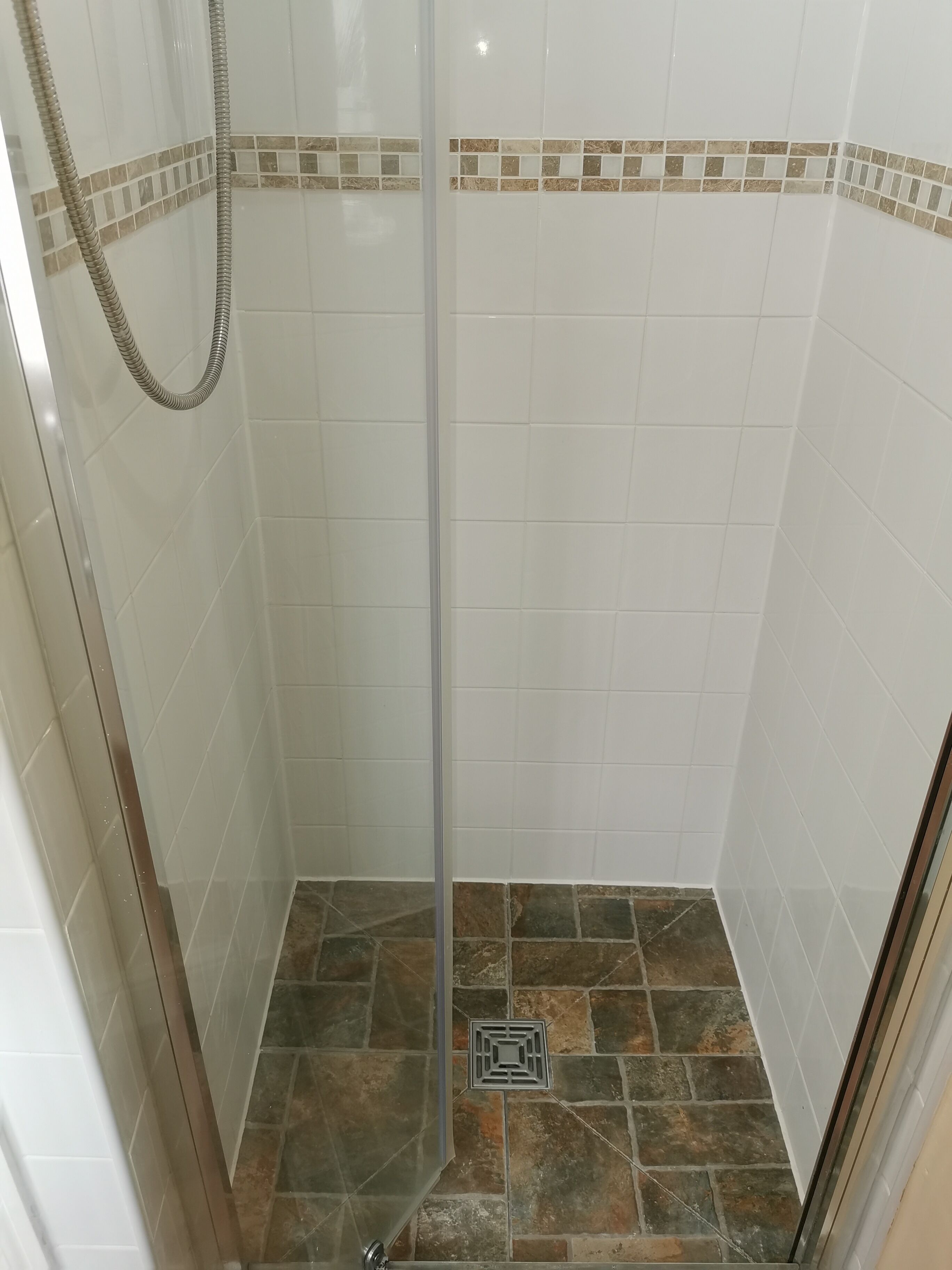 Standard Twin Room, 2 Single Beds | Bathroom | Free toiletries, hair dryer