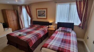 Executive Room | Desk, iron/ironing board, free WiFi, bed sheets