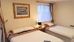 Executive Room | Desk, iron/ironing board, free WiFi, bed sheets