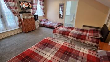 Executive Triple Room | Desk, iron/ironing board, free WiFi, bed sheets