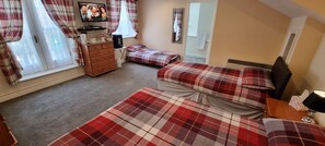 Executive Triple Room | Desk, iron/ironing board, free WiFi, bed sheets - Townhouse B&B (Skipton)