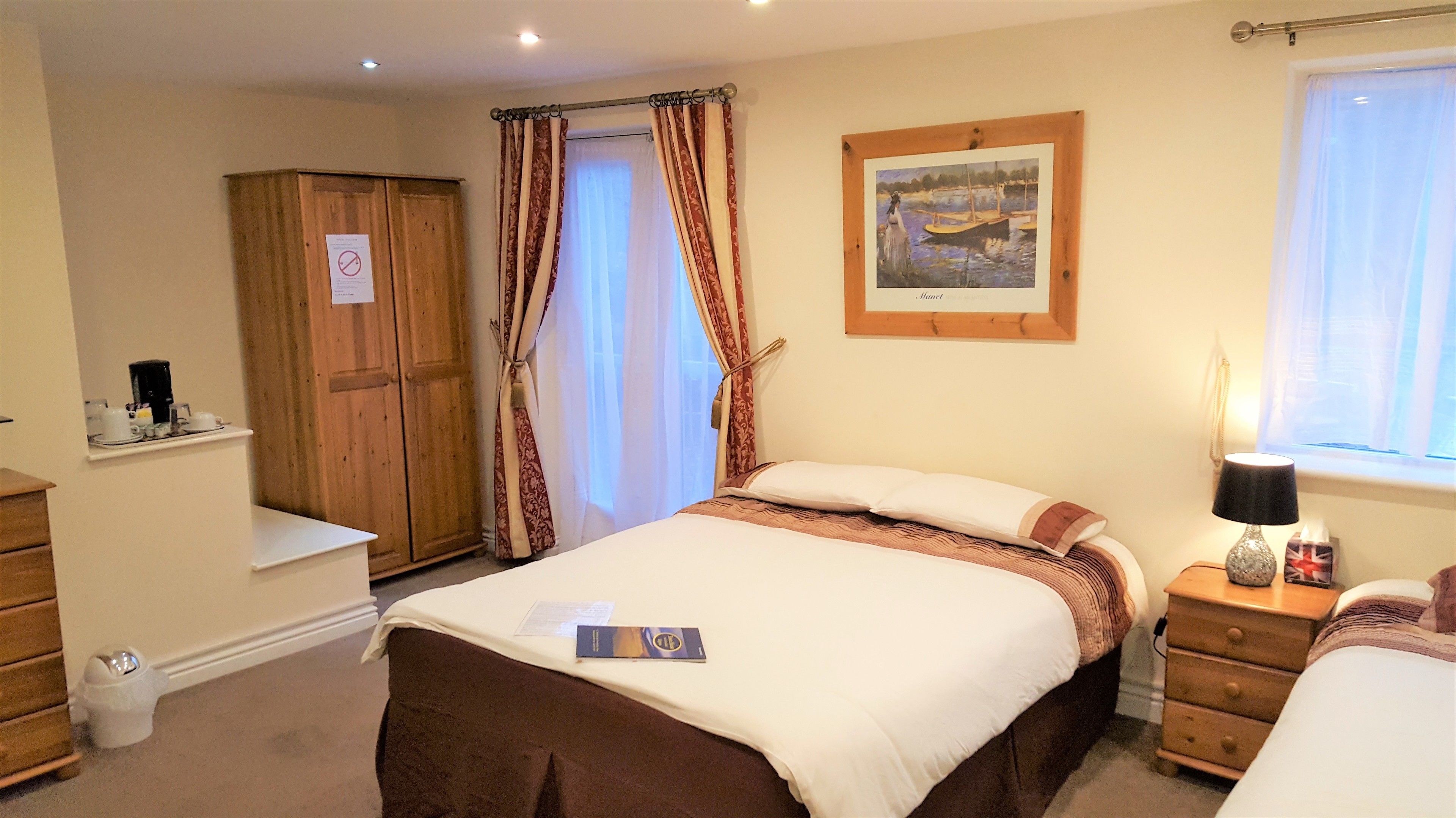 Executive Room | Desk, iron/ironing board, free WiFi, bed sheets