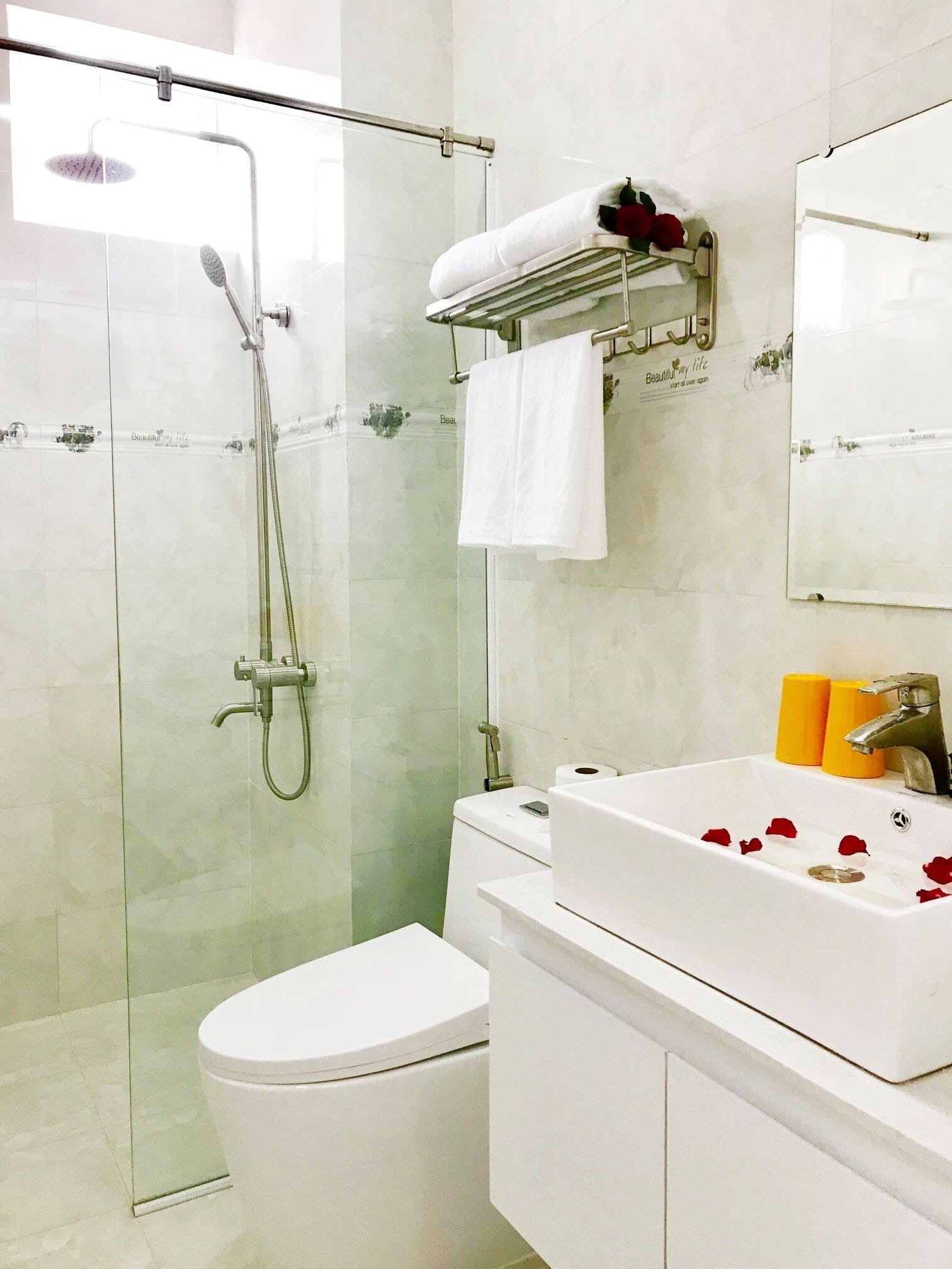 Combined shower/bathtub, free toiletries, hair dryer, slippers