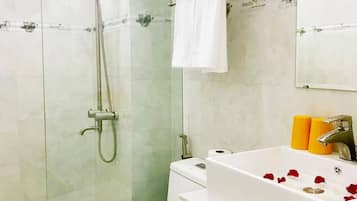 Combined shower/bathtub, free toiletries, hair dryer, slippers