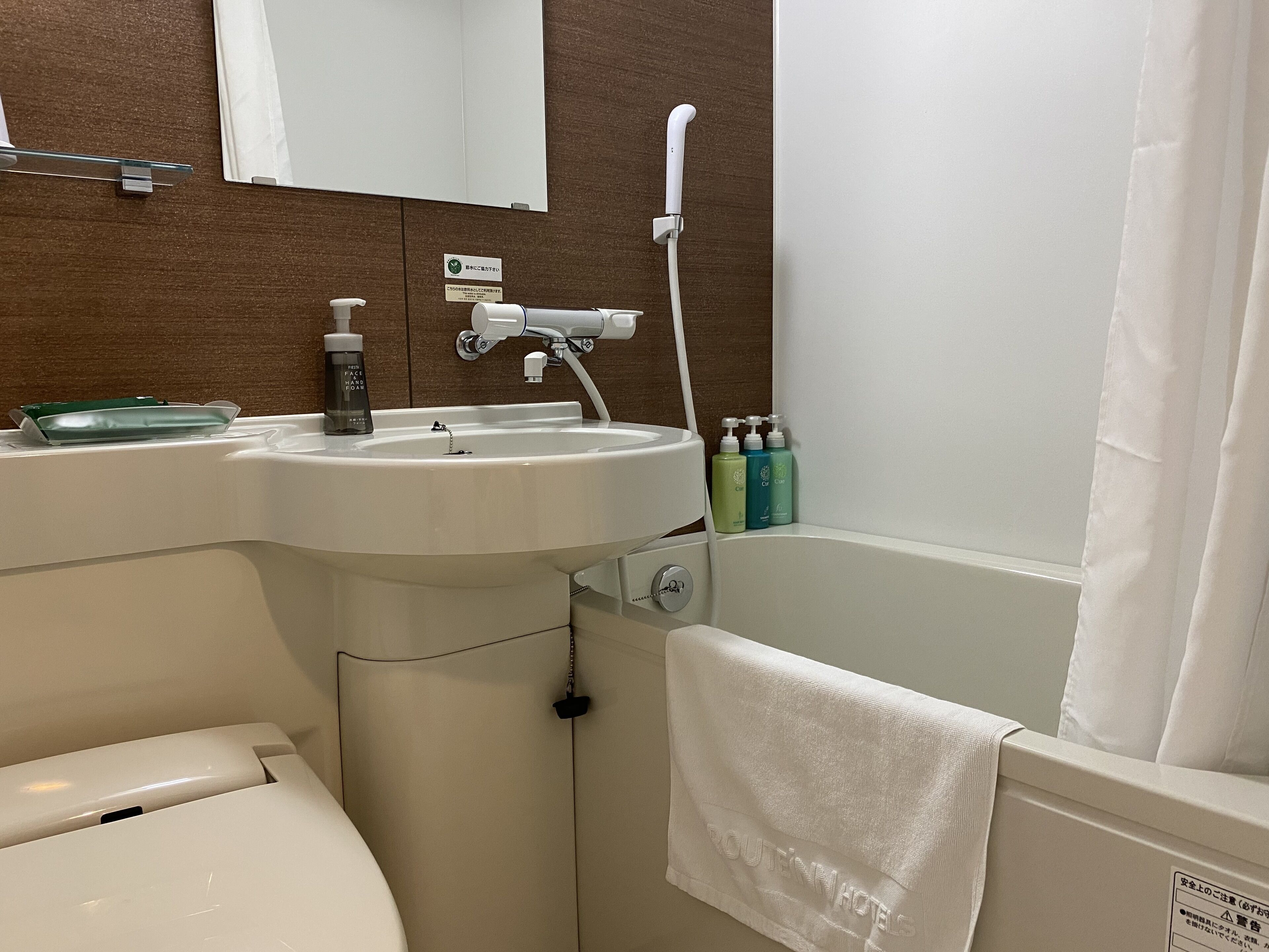 combined shower/bathtub, free toiletries, hair dryer, slippers