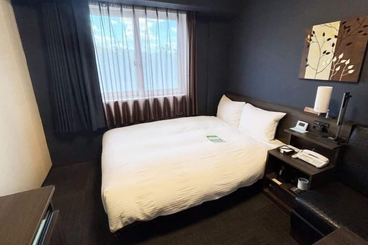 Een bureau, gratis wifi, beddengoed