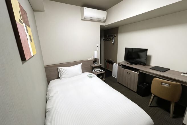 Escritorio, wifi gratis y ropa de cama 