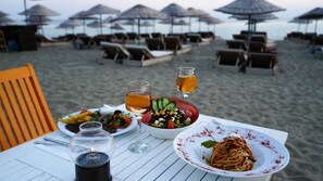 Breakfast, lunch and dinner served - Surf Egitim Merkezi Oteli (Gökçeada)