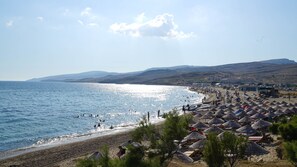 Privat strand, buss til stranden (inkludert), solsenger og parasoller