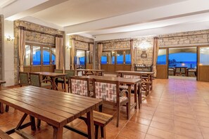 Serveert ontbijt, lunch, diner, internationale gerechten 