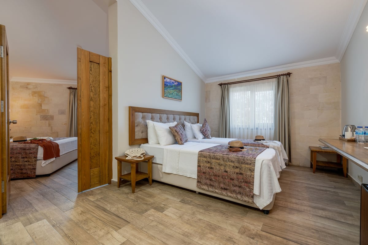 Habitación familiar, vista al jardín | 1 habitación, ropa de cama de alta calidad y camas Select Comfort