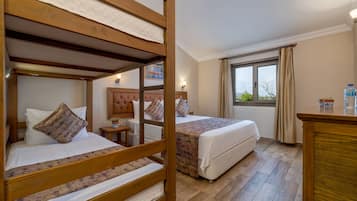 Standard-Vierbettzimmer, Mehrere Betten, Gartenblick | 1 Schlafzimmer, hochwertige Bettwaren, Select-Comfort-Betten, Minibar