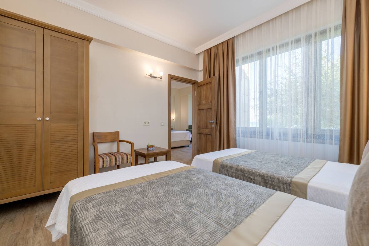 family room | 1 bedroom, premium bedding, minibar, in-room safe