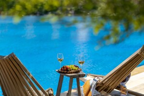 供应早餐、午餐和晚餐，土耳其菜