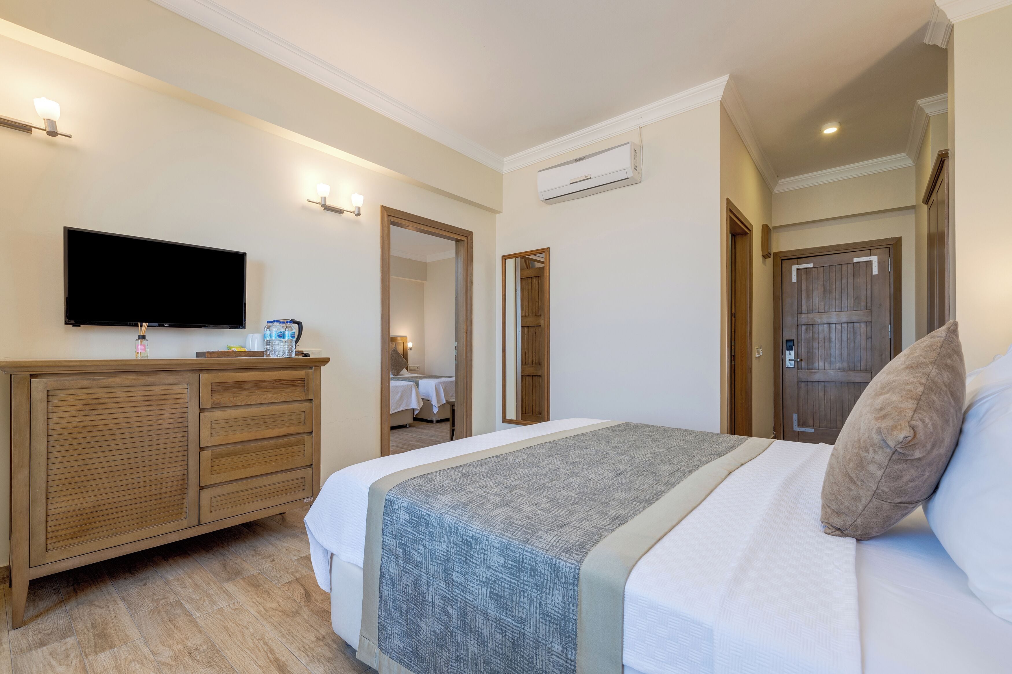 Family Room | Premium bedding, minibar, in-room safe, blackout drapes