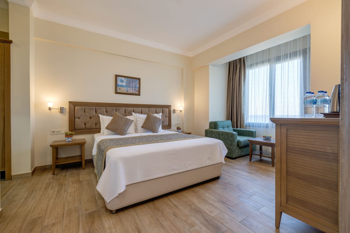 Family Room | Premium bedding, minibar, in-room safe, blackout curtains