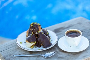 Petit déjeuner, déjeuner et dîner servis sur place