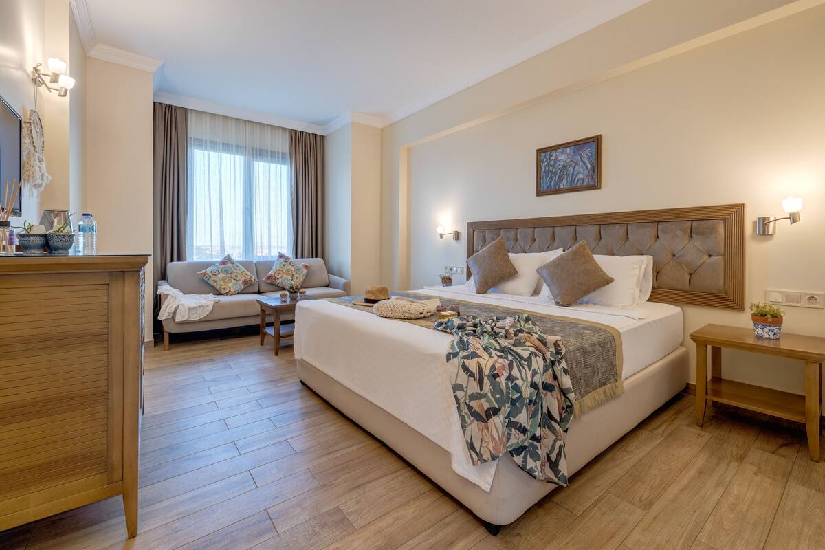 deluxe triple room | 1 bedroom, premium bedding, minibar, in-room safe