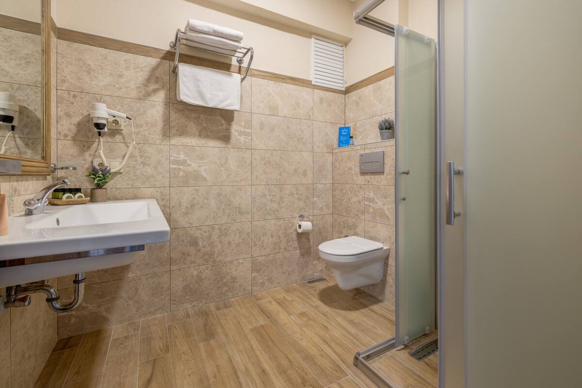 1 bedroom, premium bedding, minibar, in-room safe