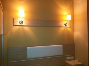 Desk, WiFi (free)