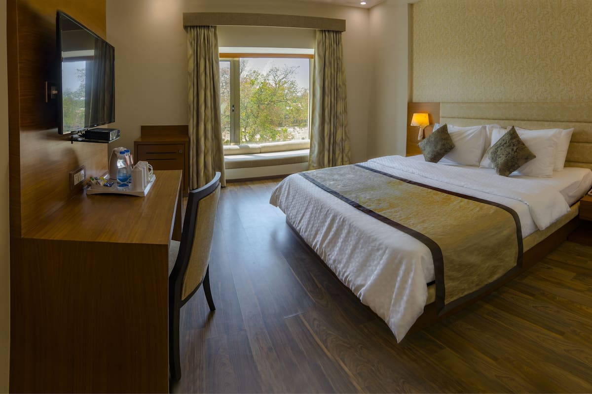Deluxe kamer, uitzicht op de stad | Luxe beddengoed, een kluis op de kamer, een bureau